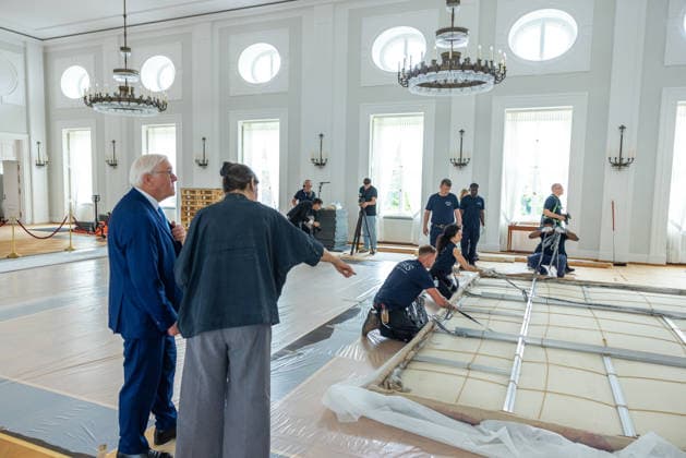 Renovation work at Bellevue Palace Dismantling the artwork by artist Gotthard Graubner in the Great Hall of Bellevue P