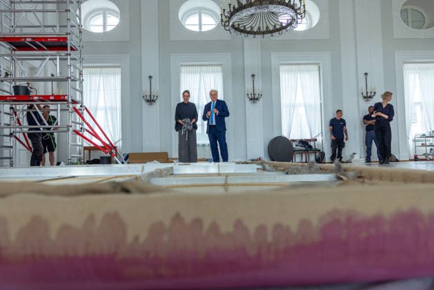 Renovation work at Bellevue Palace Dismantling the artwork by artist Gotthard Graubner in the Great Hall of Bellevue P