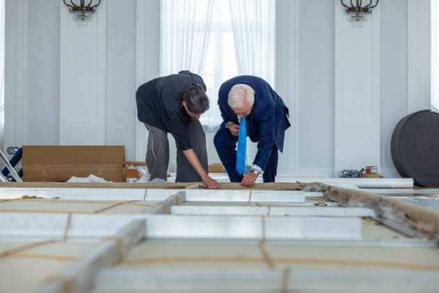 Renovation work at Bellevue Palace Dismantling the artwork by artist Gotthard Graubner in the Great Hall of Bellevue P