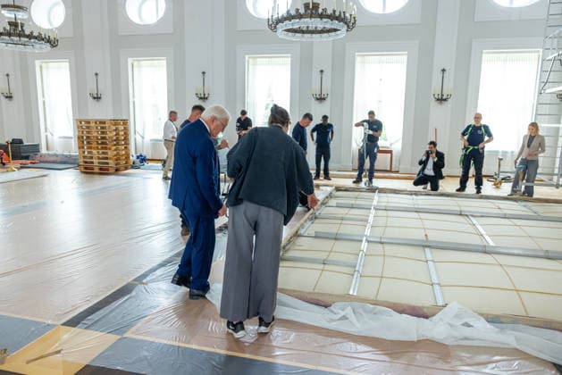 Renovation work at Bellevue Palace Dismantling the artwork by artist Gotthard Graubner in the Great Hall of Bellevue P