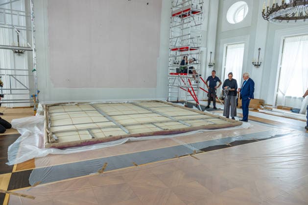 Renovation work at Bellevue Palace Dismantling the artwork by artist Gotthard Graubner in the Great Hall of Bellevue P