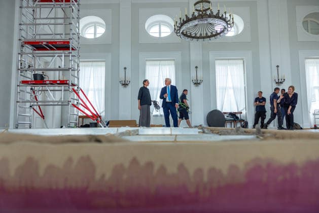 Renovation work at Bellevue Palace Dismantling the artwork by artist Gotthard Graubner in the Great Hall of Bellevue P