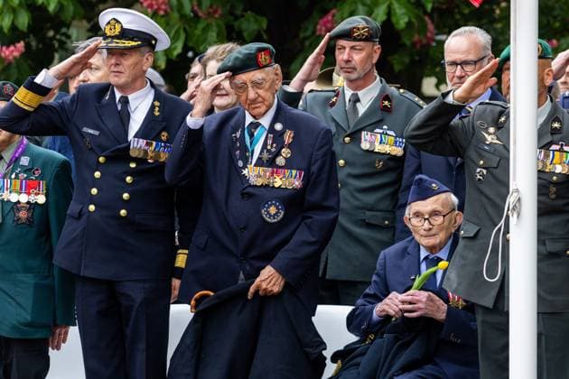 WAGENINGEN - 100-year-old Burma-Siam Railway veteran Ed van de Logt (r) during the annual freedom parade with veterans and soldiers for Liberation Day. The parade is a tribute to the liberators of the Netherlands during the Second World War. VINCENT JANNINK ANP netherlands out - belgium out  Copyright: xx x557545951x originalFilename: 557545951.jpg