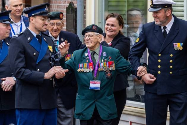 WAGENINGEN - British veteran Paul Terry makes his entrance during the annual freedom parade with veterans and military personnel for Liberation Day. The parade is a tribute to the liberators of the Netherlands during the Second World War. VINCENT JANNINK ANP netherlands out - belgium out  Copyright: xx x557546207x originalFilename: 557546207.jpg