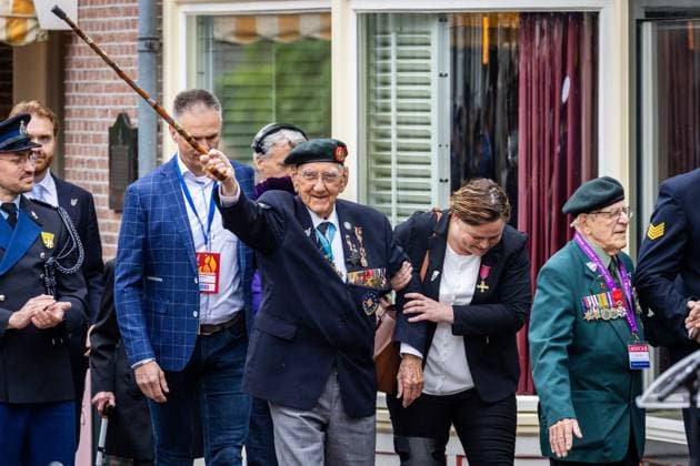 WAGENINGEN - Veterans make their entrance during the annual freedom parade with veterans and military personnel for Liberation Day. The parade is a tribute to the liberators of the Netherlands during the Second World War. VINCENT JANNINK ANP netherlands out - belgium out  Copyright: xx x557546358x originalFilename: 557546358.jpg
