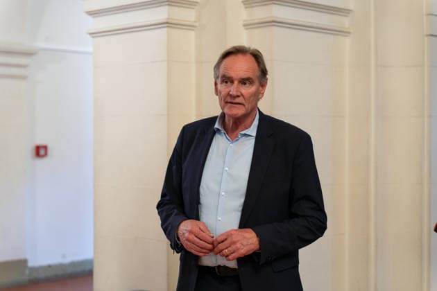 Leipzig - Amokfahrt durch die Innenstadt: OB Jung legt Kranz nieder - neue Informationen zum Beschuldigten Leipzigs Oberbürgermeister Burkhard Jung trug sich vor der Kranzniederlegung zunächst in das Kondolenzbuch der Stadt ein und legte anschließend am Paulinum auf dem Augustusplatz einen Kranz zum Gedenken an die Opfer der Amokfahrt in der Leipziger Innenstadt nieder. Am Nachmittag wird er gemeinsam mit Sachsens Ministerpräsident Michael Kretschmer (CDU) um 17.00 Uhr an einem Gedenkgottesdienst in der Nikolaikirche teilnehmen. Zusätzliche Informationen: Nach Angaben des Sächsischen Staatsministeriums für Soziales, Gesundheit und gesellschaftlichen Zusammenhalt hielt sich der Beschuldigte zuvor auf eigenen Wunsch freiwillig in stat Copyright: xEHLxMedia JohannesxLandgrafx 20260505_amokfahrt-tag2-kranz-leipzig-jl_1