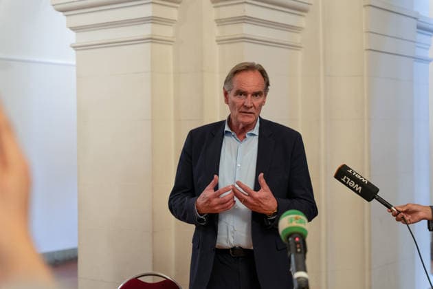 Leipzig - Amokfahrt durch die Innenstadt: OB Jung legt Kranz nieder - neue Informationen zum Beschuldigten Leipzigs Oberbürgermeister Burkhard Jung trug sich vor der Kranzniederlegung zunächst in das Kondolenzbuch der Stadt ein und legte anschließend am Paulinum auf dem Augustusplatz einen Kranz zum Gedenken an die Opfer der Amokfahrt in der Leipziger Innenstadt nieder. Am Nachmittag wird er gemeinsam mit Sachsens Ministerpräsident Michael Kretschmer (CDU) um 17.00 Uhr an einem Gedenkgottesdienst in der Nikolaikirche teilnehmen. Zusätzliche Informationen: Nach Angaben des Sächsischen Staatsministeriums für Soziales, Gesundheit und gesellschaftlichen Zusammenhalt hielt sich der Beschuldigte zuvor auf eigenen Wunsch freiwillig in stat Copyright: xEHLxMedia JohannesxLandgrafx 20260505_amokfahrt-tag2-kranz-leipzig-jl_2
