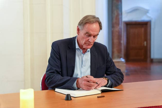 Leipzig - Amokfahrt durch die Innenstadt: OB Jung legt Kranz nieder - neue Informationen zum Beschuldigten Leipzigs Oberbürgermeister Burkhard Jung trug sich vor der Kranzniederlegung zunächst in das Kondolenzbuch der Stadt ein und legte anschließend am Paulinum auf dem Augustusplatz einen Kranz zum Gedenken an die Opfer der Amokfahrt in der Leipziger Innenstadt nieder. Am Nachmittag wird er gemeinsam mit Sachsens Ministerpräsident Michael Kretschmer (CDU) um 17.00 Uhr an einem Gedenkgottesdienst in der Nikolaikirche teilnehmen. Zusätzliche Informationen: Nach Angaben des Sächsischen Staatsministeriums für Soziales, Gesundheit und gesellschaftlichen Zusammenhalt hielt sich der Beschuldigte zuvor auf eigenen Wunsch freiwillig in stat Copyright: xEHLxMedia JohannesxLandgrafx 20260505_amokfahrt-tag2-kranz-leipzig-jl_3