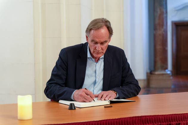 Leipzig - Amokfahrt durch die Innenstadt: OB Jung legt Kranz nieder - neue Informationen zum Beschuldigten Leipzigs Oberbürgermeister Burkhard Jung trug sich vor der Kranzniederlegung zunächst in das Kondolenzbuch der Stadt ein und legte anschließend am Paulinum auf dem Augustusplatz einen Kranz zum Gedenken an die Opfer der Amokfahrt in der Leipziger Innenstadt nieder. Am Nachmittag wird er gemeinsam mit Sachsens Ministerpräsident Michael Kretschmer (CDU) um 17.00 Uhr an einem Gedenkgottesdienst in der Nikolaikirche teilnehmen. Zusätzliche Informationen: Nach Angaben des Sächsischen Staatsministeriums für Soziales, Gesundheit und gesellschaftlichen Zusammenhalt hielt sich der Beschuldigte zuvor auf eigenen Wunsch freiwillig in stat Copyright: xEHLxMedia JohannesxLandgrafx 20260505_amokfahrt-tag2-kranz-leipzig-jl_5