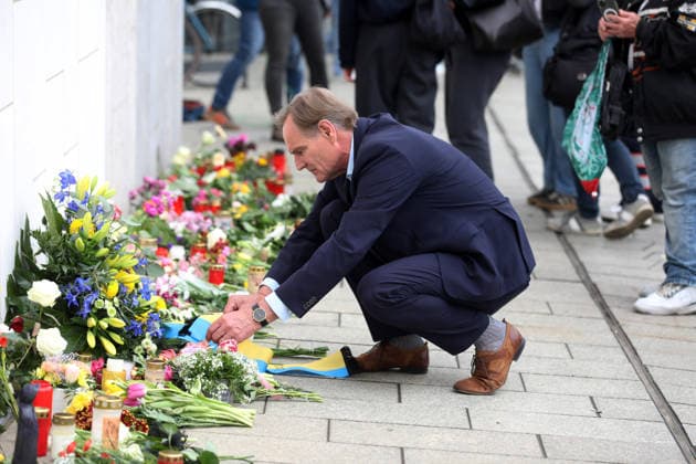 search for traces after amokfart in leipzig Leipzig , 05 05 2036 One day after Jeffrey K drove amok in Grimmaische Straße in downtown Leipzig, the mayor Burkhard Jung SPD lays a wreath from the city Saxony Germany Copyright: xMatthiasxGränzdörferx