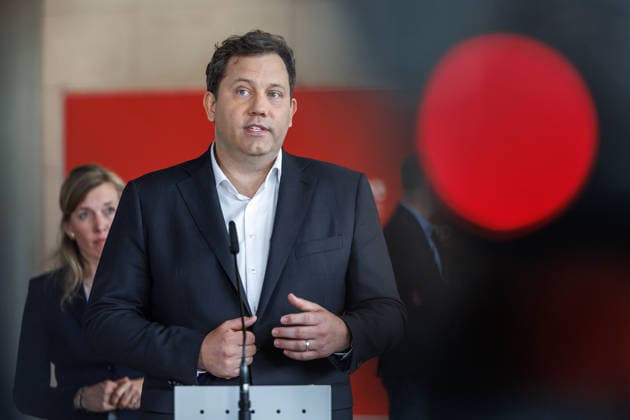 Statement SPD Matthias Miersch, Baerbel Bas and Lars Klingbeil SPD , Federal Minister of Finance at a statement SPD on 05 05 26 in Berlin Lars Klingbeil speaks to the audience Berlin Berlin Germany Reichstag