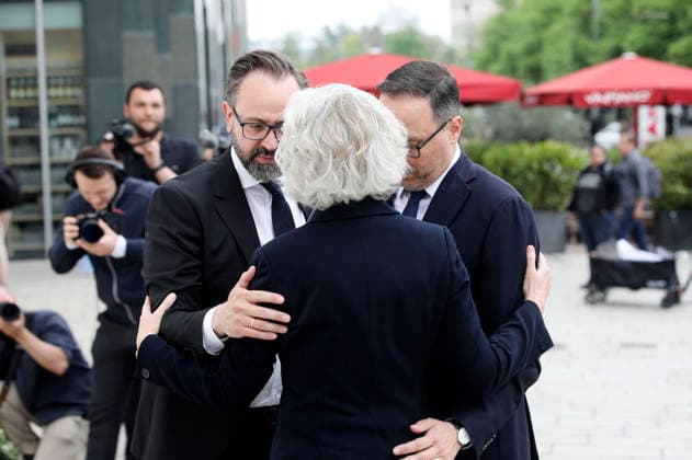 Sebastian Gemkow, Eva Ines Obergfell and Dirk Panter at the wreath-laying ceremony for the victims of the rampage In the pedestrian zone of Leipzigs city center on Monday, a 33-year-old man from Leipzig drove his car into a crowd of people Two people died and many were injured Only a bollard stopped the car at the end of Grimmaische Straße Leipzig, 05 05 2026 Foto:xAgenturxWehnertx xGränzdörferx xFuturexImagex kranzniederlegung_6515