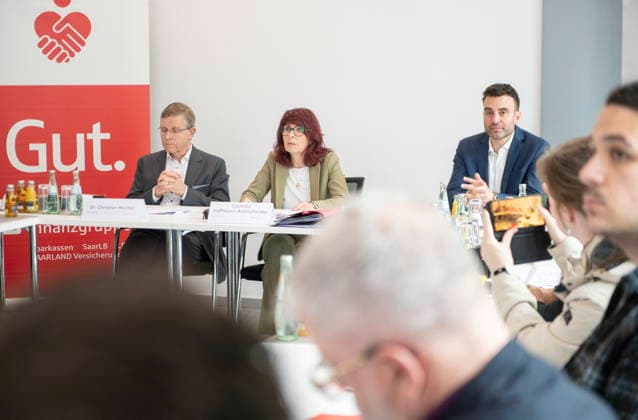 Annual press conference 2026 of the Saar Savings Banks Association on Tuesday 05 05 2026 in Saarbrücken In the picture from left Dr Christian Molitor, Managing Director of the Saar Savings Banks Association, Cornelia Hoffmann Bethscheider, President of the Saar Savings Banks Association, and Benjamin Kirsch, Press Spokesman of the Saar Savings Banks Association bub