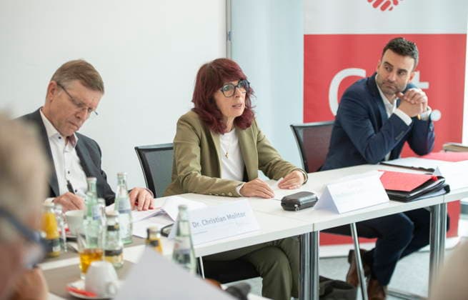 Annual press conference 2026 of the Saar Savings Banks Association on Tuesday 05 05 2026 in Saarbrücken In the picture from left Dr Christian Molitor, Managing Director of the Saar Savings Banks Association, Cornelia Hoffmann Bethscheider, President of the Saar Savings Banks Association, and Benjamin Kirsch, Press Spokesman of the Saar Savings Banks Association bub