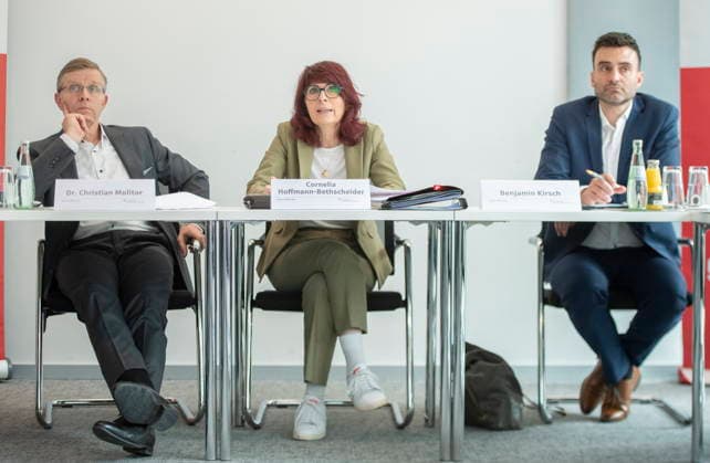 Annual press conference 2026 of the Saar Savings Banks Association on Tuesday 05 05 2026 in Saarbrücken In the picture from left Dr Christian Molitor, Managing Director of the Saar Savings Banks Association, Cornelia Hoffmann Bethscheider, President of the Saar Savings Banks Association, and Benjamin Kirsch, Press Spokesman of the Saar Savings Banks Association bub