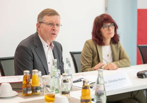 Annual press conference 2026 of the Saar Savings Banks Association on Tuesday 05 05 2026 in Saarbrücken In the picture from left Dr Christian Molitor, Managing Director of the Saar Savings Banks Association, and Cornelia Hoffmann Bethscheider, President of the Saar Savings Banks Association bub