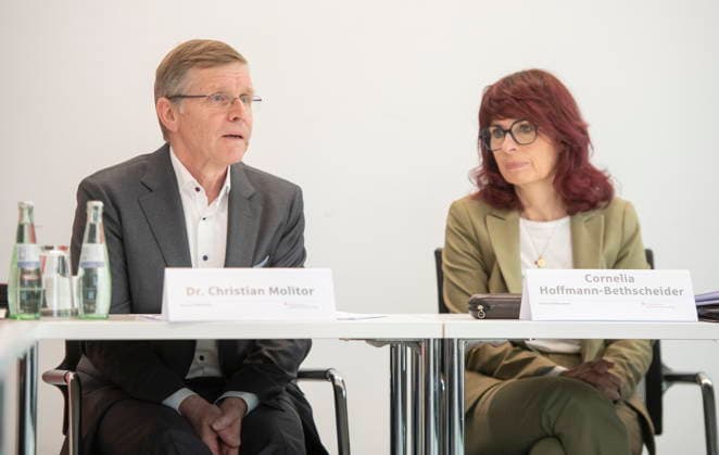 Annual press conference 2026 of the Saar Savings Banks Association on Tuesday 05 05 2026 in Saarbrücken In the picture from left Dr Christian Molitor, Managing Director of the Saar Savings Banks Association, and Cornelia Hoffmann Bethscheider, President of the Saar Savings Banks Association bub