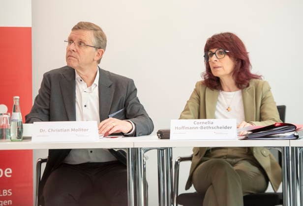 Annual press conference 2026 of the Saar Savings Banks Association on Tuesday 05 05 2026 in Saarbrücken In the picture from left Dr Christian Molitor, Managing Director of the Saar Savings Banks Association, and Cornelia Hoffmann Bethscheider, President of the Saar Savings Banks Association bub