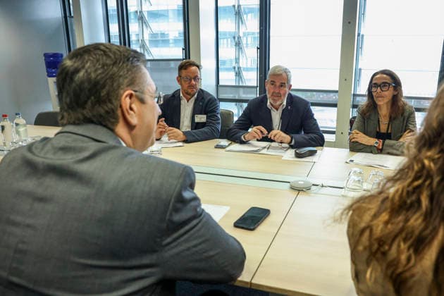 Canarias regional President Fernando Clavijo (2R) meets European Transport Commissioner, Apostolos Tzitzikostas (L, back to camera), in Brussels, Belgium, 05 May 2026. According to Clavijo, the MV Hondius cruise ship affected by the hantavirus outbreak should be assisted in Cape Verde before returning to The Netherlands with no need of stopping in the Canary Islands . Canarias regional President meets European Transport Commissioner !ACHTUNG: NUR REDAKTIONELLE NUTZUNG!  Copyright: xPabloxGarrigósx GRAF7692 20260505-55020185959_1