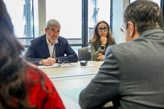 Canarias regional President Fernando Clavijo (L) meets European Transport Commissioner, Apostolos Tzitzikostas (R, back to camera), in Brussels, Belgium, 05 May 2026. According to Clavijo, the MV Hondius cruise ship affected by the hantavirus outbreak should be assisted in Cape Verde before returning to The Netherlands with no need of stopping in the Canary Islands . Canarias regional President meets European Transport Commissioner !ACHTUNG: NUR REDAKTIONELLE NUTZUNG!  Copyright: xPabloxGarrigósx GRAF7695 20260505-55020185968_1
