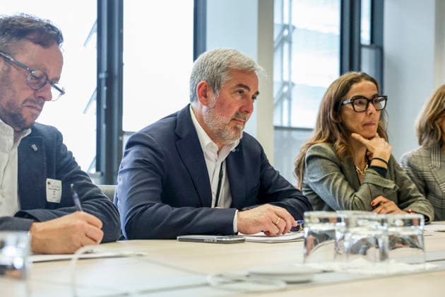 Canarias regional President Fernando Clavijo (C) meets European Transport Commissioner, Apostolos Tzitzikostas (unseen), in Brussels, Belgium, 05 May 2026. According to Clavijo, the MV Hondius cruise ship affected by the hantavirus outbreak should be assisted in Cape Verde before returning to The Netherlands with no need of stopping in the Canary Islands . Canarias regional President meets European Transport Commissioner !ACHTUNG: NUR REDAKTIONELLE NUTZUNG!  Copyright: xPabloxGarrigósx GRAF7694 20260505-55020185971_1