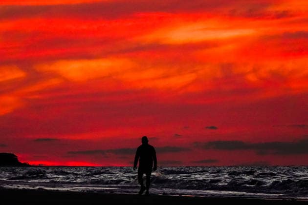 May 5, 2026, Isle Of Palms, Sc, United States: A man walks along the beach silhouetted by the early dawn light reflecting red over the Atlantic Ocean on Front Beach, May 5, 2026 in Isle of Palms, South Carolina. Isle Of Palms United States - ZUMAe02_ 20260505_zaf_e02_003 Copyright: xRichardxEllisx