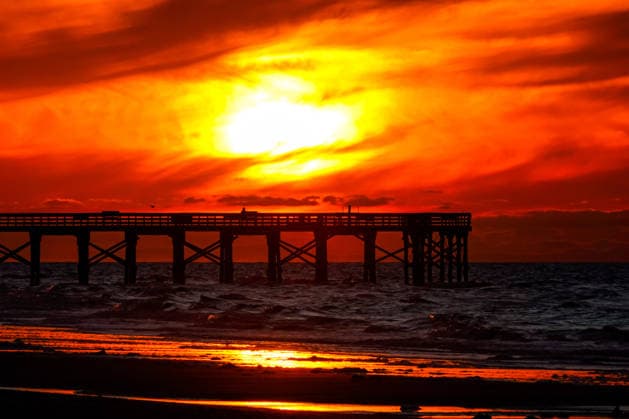 May 5, 2026, Isle Of Palms, Sc, United States: Dawn breaks over the Atlantic Ocean reflecting on low clouds on Front Beach, May 5, 2026 in Isle of Palms, South Carolina. Isle Of Palms United States - ZUMAe02_ 20260505_zaf_e02_006 Copyright: xRichardxEllisx