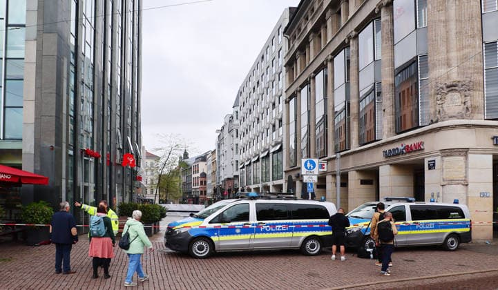 Leipzig, 05 05 2026, city center Grimmaische Straße , day after the killing spree in the city of Leipzig The entrance to Grimmaische Straße at Augustusplatz was cordoned off by police the day after the crime,