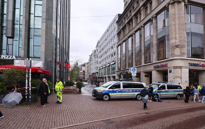 Leipzig, 05 05 2026, city center Grimmaische Straße , day after the killing spree in the city of Leipzig The entrance to Grimmaische Straße at Augustusplatz was cordoned off by police the day after the crime,