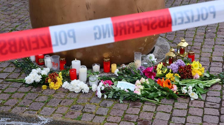 Leipzig, 05 05 2026, city center Grimmaische Straße , Place of sympathy for the victims of a rampage in Leipzigs city center the day before Flowers laid not far from the scene of the crime Grimmaische Straße , Two people killed and many injured ,