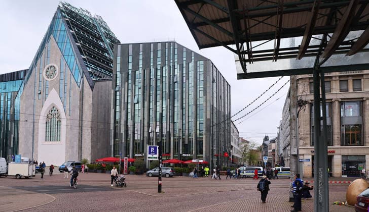 Leipzig, 05 05 2026, city center Grimmaische Straße, day after the rampage in the city of Leipzig The entrance to Grimmaische Straße at Augustusplatz next to the university church was cordoned off by police the day after the crime,
