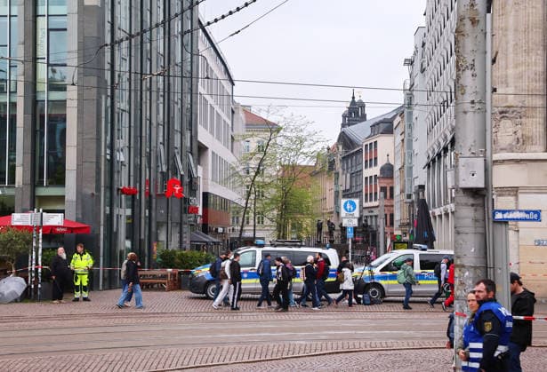 Leipzig, 05 05 2026, city center Grimmaische Straße , day after the killing spree in the city of Leipzig The entrance to Grimmaische Straße at Augustusplatz was cordoned off by police the day after the crime,
