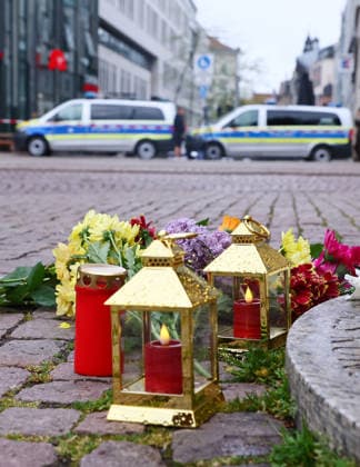 Leipzig, 05 05 2026, city center Grimmaische Straße, place of sympathy for the victims of a rampage in Leipzigs city center the day before Flowers and candles laid not far from the scene of the crime Grimmaische Straße, cordoned off by police forces, two people killed and many injured,