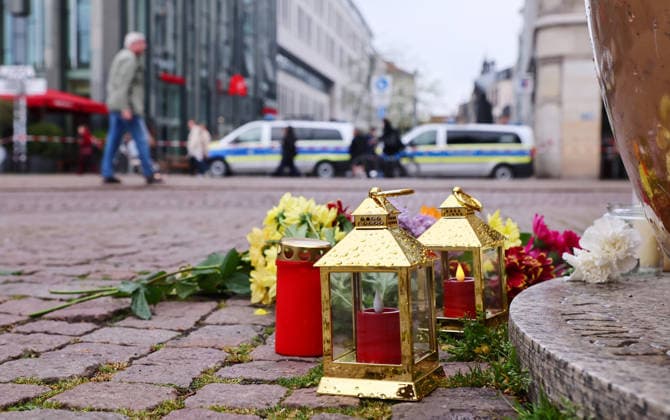 Leipzig, 05 05 2026, city center Grimmaische Straße, place of sympathy for the victims of a rampage in Leipzigs city center the day before Flowers laid not far from the scene of the crime Grimmaische Straße, cordoned off by police forces, two people killed and many injured,