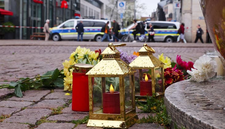 Leipzig, 05 05 2026, city center Grimmaische Straße, place of sympathy for the victims of a rampage in Leipzigs city center the day before Flowers and candles laid not far from the scene of the crime Grimmaische Straße, cordoned off by police forces, two people killed and many injured,