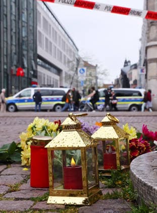 Leipzig, 05 05 2026, city center Grimmaische Straße, place of sympathy for the victims of a rampage in Leipzigs city center the day before Flowers laid not far from the scene of the crime Grimmaische Straße, cordoned off by police forces, two people killed and many injured,