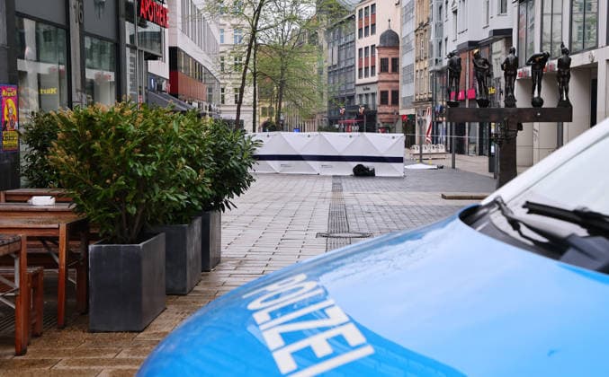 Leipzig, 05 05 2026, city center Grimmaische Straße , day after the killing spree in the city of Leipzig The entrance to Grimmaische Straße at Augustusplatz was cordoned off by police the day after the crime,