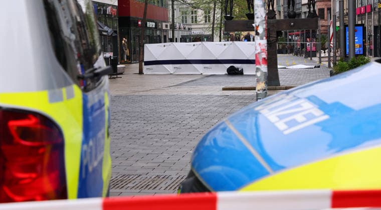 Leipzig, 05 05 2026, city center Grimmaische Straße, day after the rampage in the city of Leipzig The access to Grimmaische Straße was blocked off by police the day after the crime,