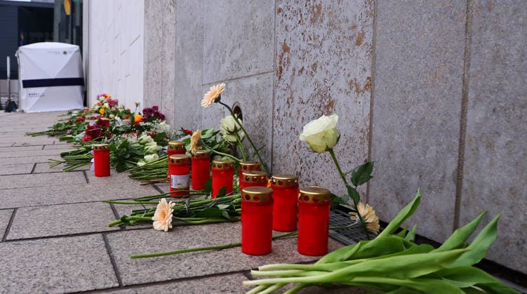 Leipzig, 05 05 2026, city center Grimmaische Straße , Place of sympathy for the victims of a rampage in Leipzigs city center the day before Flowers and candles laid down not far from the scene of the crime Grimmaische Straße , Two people killed and many injured ,