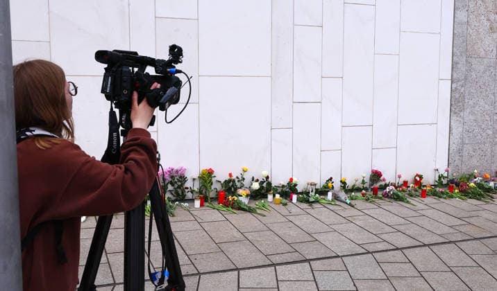 Leipzig, 05 05 2026, city center Grimmaische Straße , Place of sympathy for the victims of a rampage in Leipzigs city center the day before Flowers laid not far from the scene of the crime Grimmaische Straße , Two people killed and many injured ,