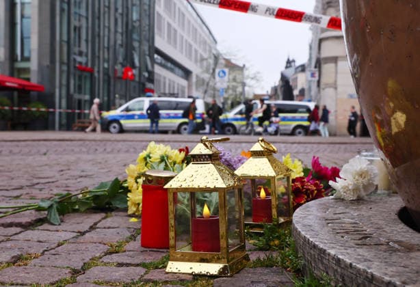 Leipzig, 05 05 2026, city center Grimmaische Straße, place of sympathy for the victims of a rampage in Leipzigs city center the day before Flowers and candles laid not far from the scene of the crime Grimmaische Straße, cordoned off by police forces, two people killed and many injured,