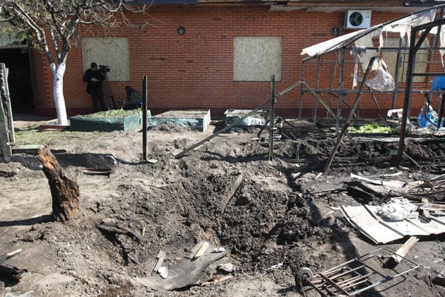 The impact site of a Russian drone is seen in the yard of a house in Dnipro, Ukraine, May 5, 2026. As a result of the attack, one person was injured. Three private houses and a critical infrastructure facility were also damaged in the city. (Photo by Mykola Miakshykov Ukrinform) Russian drone strike hits residential area in Dnipro  Copyright: xMykolaxMiakshykovx