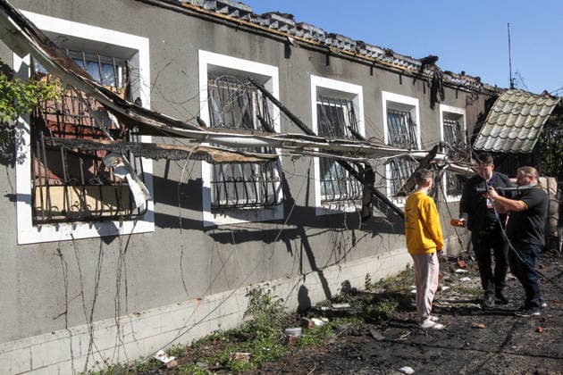 A young man speaks to the press outside a house affected by a Russian drone strike, Dnipro, Ukraine, May 5, 2026. As a result of the attack, one person was injured. Three private houses and a critical infrastructure facility were also damaged in the city. (Photo by Mykola Miakshykov Ukrinform) Russian drone strike hits residential area in Dnipro  Copyright: xMykolaxMiakshykovx