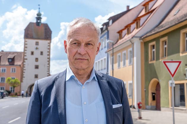 Geplanter US-Truppenabzug: Thorsten Grädler, frisch gewählter neuer Bürgermeister von Vilseck, Partei: Einheitsblock - Freie Wählerschaft, Schock für Grädler: vom Standort Vilseck sollen 5.000 US-Soldaten abgezogen werden, Vilseck, Bayern, 5. Mai 20 Deutschland, Vilseck, Oberpfalz, 5. Mai 2026, Thorsten Grädler, 61, frisch gewählter neuer Bürgermeister von Vilseck, Partei: Einheitsblock - Freie Wählerschaft, heute an seinem 2. Tag im Amt, auf dem Marktplatz in Vilseck, vom Standort Vilseck sollen 5.000 US-Soldaten abgezogen werden, die Stryker-Brigade ist in den nahegelegenen Rose Barracks stationiert, Kaserne beim Truppenübungsplatz Grafenw2öhr, geplanter US-Truppenabzug bringt Probleme für die Ortschaften in der unmittelbare