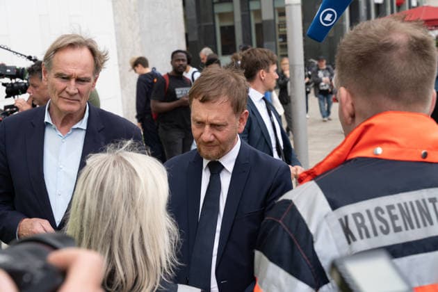 Leipzig - Amokfahrt durch die Innenstadt: MP Kretschmar legt Blumen nieder Einen Tag nach dem tragischen Ende einer Amokfahrt durch die Leipziger Innenstadt laufen die Ermittlungen der Polizei zu den Tatumständen weiter. Wie die Polizei am Abend mitteilte, richten sich die Ermittlungen gegen einen 33-jährigen Deutschen. Ihm wird vorgeworfen, eine 63-jährige Frau und einen 77-jährigen Mann mit einem VW Taigo erfasst und getötet sowie weitere Menschen verletzt zu haben. Nach bisherigen Erkenntnissen wurden zwei Personen getötet sowie sechs weitere Menschen im Alter zwischen 21 und 87 Jahren verletzt. Darunter befinden sich zwei Schwerverletzte, ein 75-jähriger Mann sowie eine 84-jährige Frau. Darüber hinaus mussten mehr als 80 Perso Copyright: xEHLxMedia BjörnxStachx 20260505_amokfahrt-tag2-kranz2-leipzig-jl_11