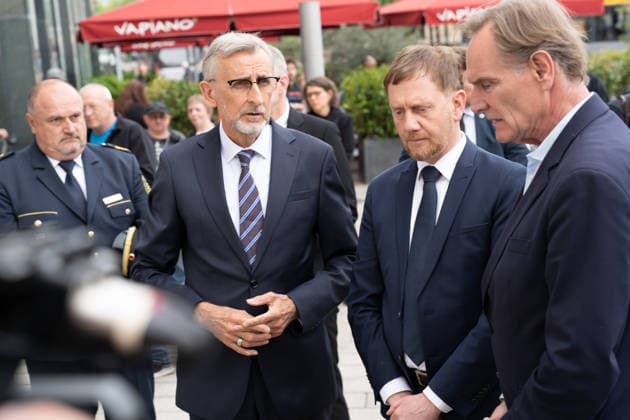 Leipzig - Amokfahrt durch die Innenstadt: MP Kretschmar legt Blumen nieder Einen Tag nach dem tragischen Ende einer Amokfahrt durch die Leipziger Innenstadt laufen die Ermittlungen der Polizei zu den Tatumständen weiter. Wie die Polizei am Abend mitteilte, richten sich die Ermittlungen gegen einen 33-jährigen Deutschen. Ihm wird vorgeworfen, eine 63-jährige Frau und einen 77-jährigen Mann mit einem VW Taigo erfasst und getötet sowie weitere Menschen verletzt zu haben. Nach bisherigen Erkenntnissen wurden zwei Personen getötet sowie sechs weitere Menschen im Alter zwischen 21 und 87 Jahren verletzt. Darunter befinden sich zwei Schwerverletzte, ein 75-jähriger Mann sowie eine 84-jährige Frau. Darüber hinaus mussten mehr als 80 Perso Copyright: xEHLxMedia BjörnxStachx 20260505_amokfahrt-tag2-kranz2-leipzig-jl_5