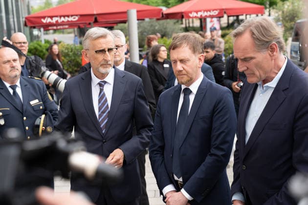 Leipzig - Amokfahrt durch die Innenstadt: MP Kretschmar legt Blumen nieder Einen Tag nach dem tragischen Ende einer Amokfahrt durch die Leipziger Innenstadt laufen die Ermittlungen der Polizei zu den Tatumständen weiter. Wie die Polizei am Abend mitteilte, richten sich die Ermittlungen gegen einen 33-jährigen Deutschen. Ihm wird vorgeworfen, eine 63-jährige Frau und einen 77-jährigen Mann mit einem VW Taigo erfasst und getötet sowie weitere Menschen verletzt zu haben. Nach bisherigen Erkenntnissen wurden zwei Personen getötet sowie sechs weitere Menschen im Alter zwischen 21 und 87 Jahren verletzt. Darunter befinden sich zwei Schwerverletzte, ein 75-jähriger Mann sowie eine 84-jährige Frau. Darüber hinaus mussten mehr als 80 Perso Copyright: xEHLxMedia BjörnxStachx 20260505_amokfahrt-tag2-kranz2-leipzig-jl_6