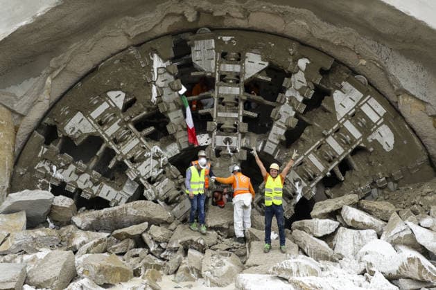 Photo IPP Antonio Balasco Gruppo Editoriale LiveMedia Benevento 05 05 2026 Trains Bari Naples High Speed line, completed excavation of the Rocchetta Tunnel final tunnel breakthrough In photo The breakthrough of the final tunnel face in the Rocchetta Tunnel on the Apic