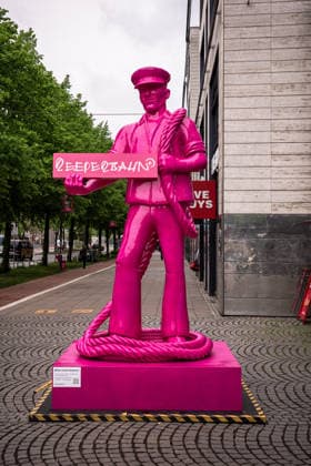 Germany, Hamburg, Reeperbahn 400th anniversary, pink sailor statue, temporary art installation, approx. 4 meters high, weighing approx. 350 kg, figure with Reepe rope over his shoulder, sailors hat, reminiscent of 17th century Reepschläger, production of ropes up to 300 meters long, origin o Copyright: xStefanxTrochax