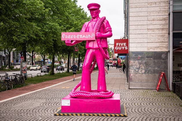 Germany, Hamburg, Reeperbahn 400th anniversary, pink sailor statue, temporary art installation, approx. 4 meters high, weighing approx. 350 kg, figure with Reepe rope over his shoulder, sailors hat, reminiscent of 17th century Reepschläger, production of ropes up to 300 meters long, origin o Copyright: xStefanxTrochax